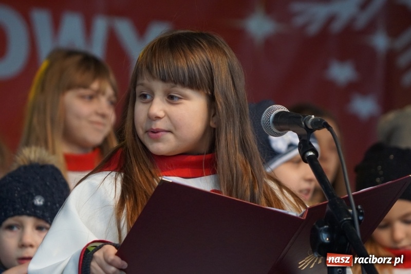 Zdjęcie w galerii na portalu naszraciborz.pl: Na raciborskim Rynku zabrzmiały kolędy  wiadomości z regionu