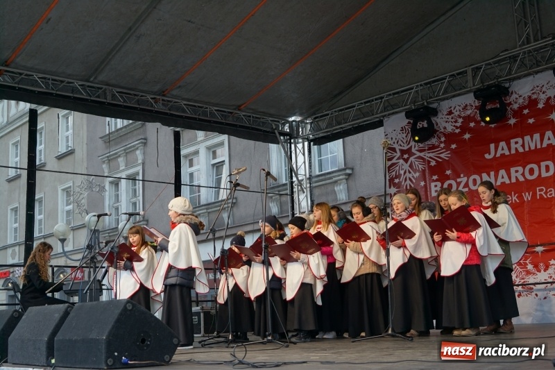 Zdjęcie w galerii na portalu naszraciborz.pl: Na raciborskim Rynku zabrzmiały kolędy  wiadomości z regionu