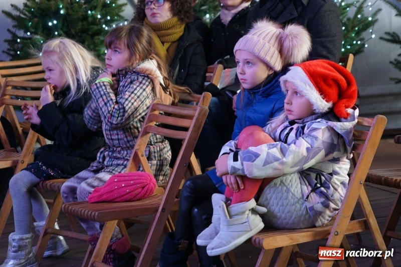 Zdjęcie w galerii na portalu naszraciborz.pl: Na raciborskim Rynku zabrzmiały kolędy  wiadomości z regionu