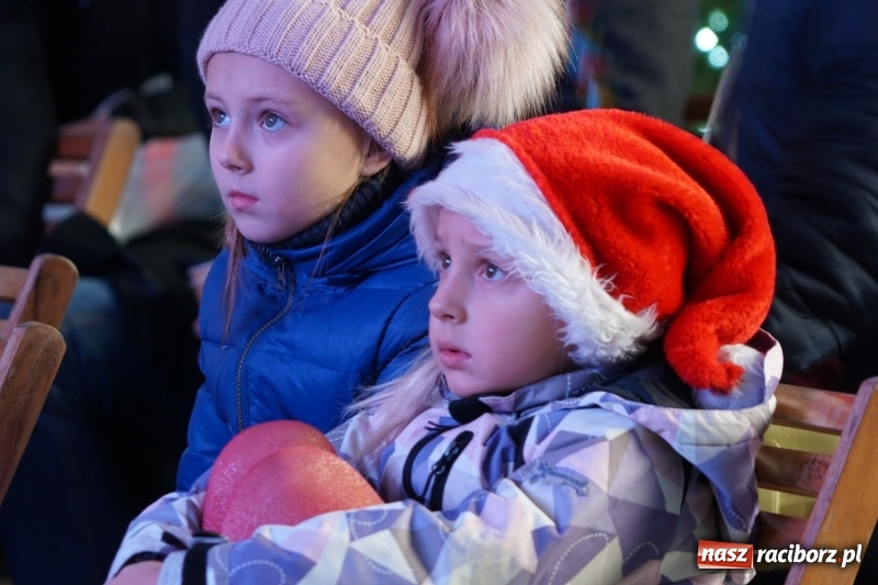 Zdjęcie w galerii na portalu naszraciborz.pl: Na raciborskim Rynku zabrzmiały kolędy  wiadomości z regionu