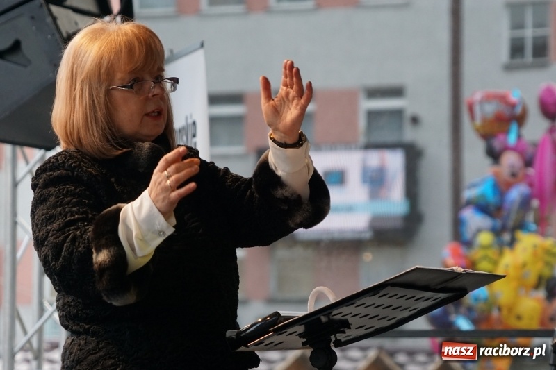 Zdjęcie w galerii na portalu naszraciborz.pl: Na raciborskim Rynku zabrzmiały kolędy  wiadomości z regionu