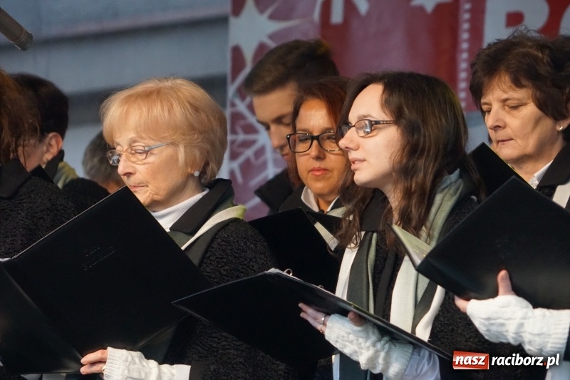 Zdjęcie w galerii na portalu naszraciborz.pl: Na raciborskim Rynku zabrzmiały kolędy  wiadomości z regionu