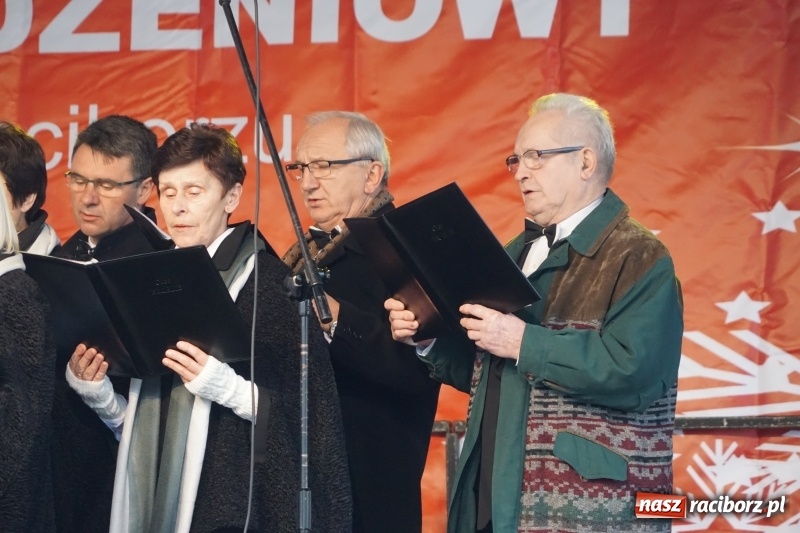Zdjęcie w galerii na portalu naszraciborz.pl: Na raciborskim Rynku zabrzmiały kolędy  wiadomości z regionu