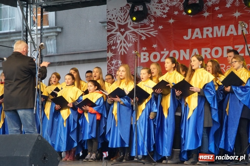 Zdjęcie w galerii na portalu naszraciborz.pl: Na raciborskim Rynku zabrzmiały kolędy  wiadomości z regionu
