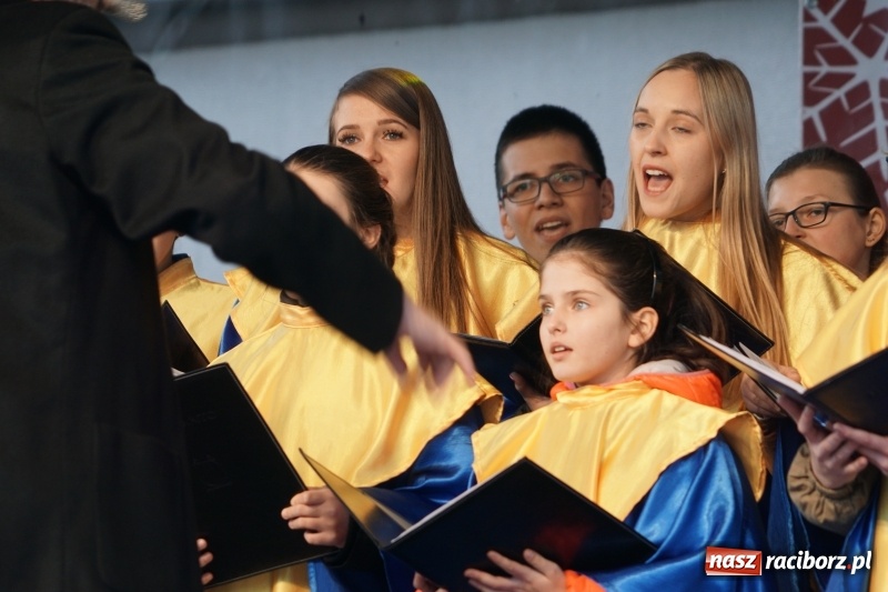 Zdjęcie w galerii na portalu naszraciborz.pl: Na raciborskim Rynku zabrzmiały kolędy  wiadomości z regionu