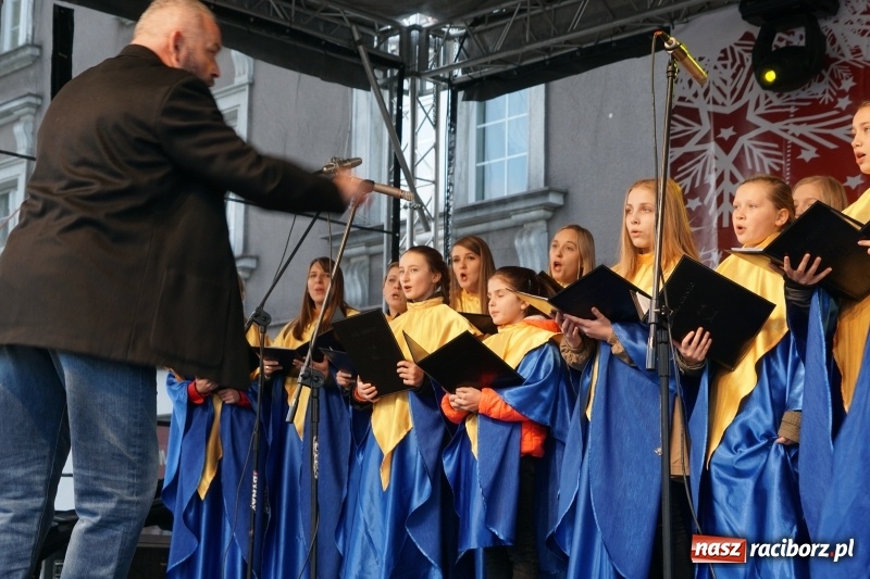 Zdjęcie w galerii na portalu naszraciborz.pl: Na raciborskim Rynku zabrzmiały kolędy  wiadomości z regionu