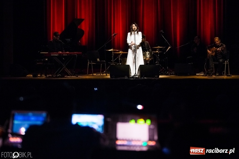 Zdjęcie w galerii na portalu naszraciborz.pl: Magiczny głos Yasmin Levy zabrzmiał w Raciborskim Centrum Kultury wiadomości z regionu