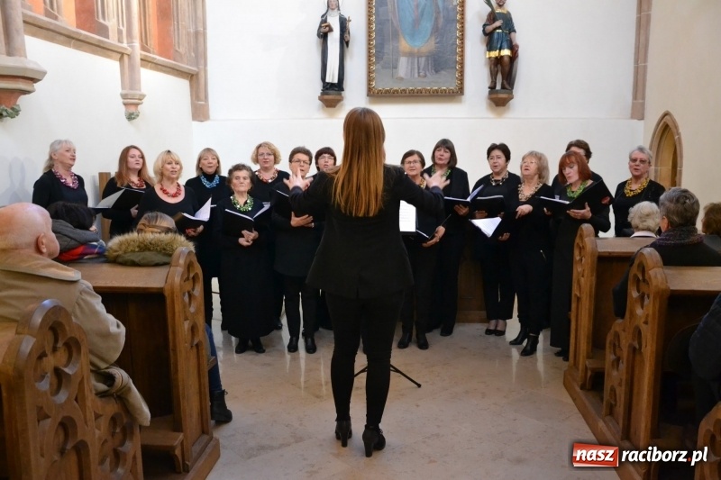 Zdjęcie w galerii na portalu naszraciborz.pl: Chór żeński VIVO zaśpiewał w kaplicy zamkowej  wiadomości z regionu
