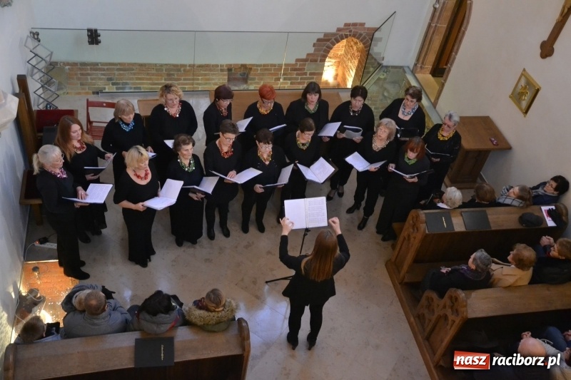 Zdjęcie w galerii na portalu naszraciborz.pl: Chór żeński VIVO zaśpiewał w kaplicy zamkowej  wiadomości z regionu