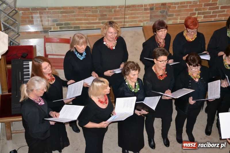 Zdjęcie w galerii na portalu naszraciborz.pl: Chór żeński VIVO zaśpiewał w kaplicy zamkowej  wiadomości z regionu