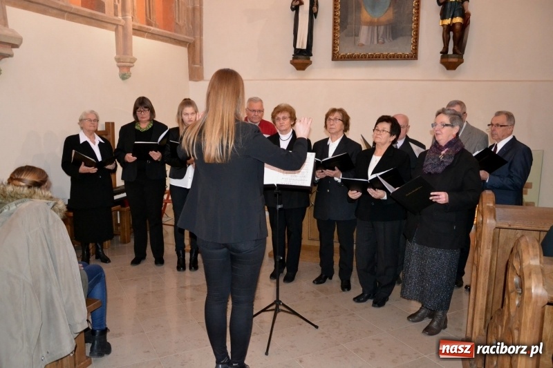 Zdjęcie w galerii na portalu naszraciborz.pl: Chór żeński VIVO zaśpiewał w kaplicy zamkowej  wiadomości z regionu