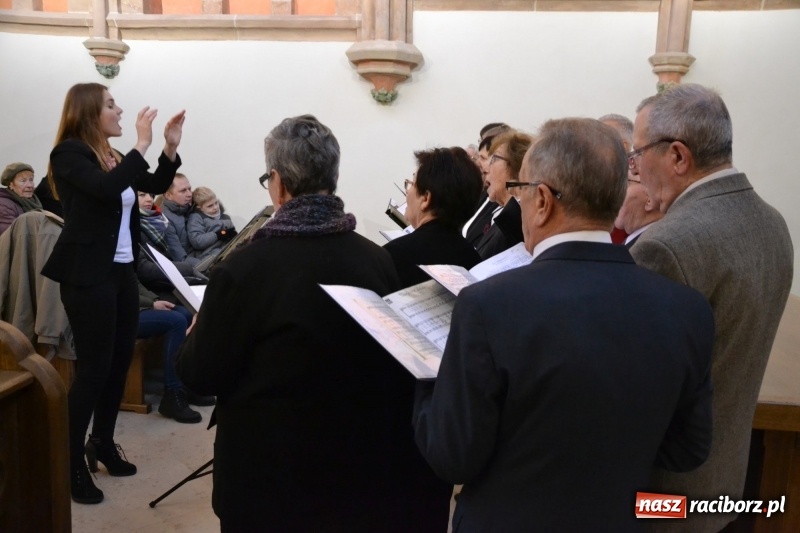 Zdjęcie w galerii na portalu naszraciborz.pl: Chór żeński VIVO zaśpiewał w kaplicy zamkowej  wiadomości z regionu