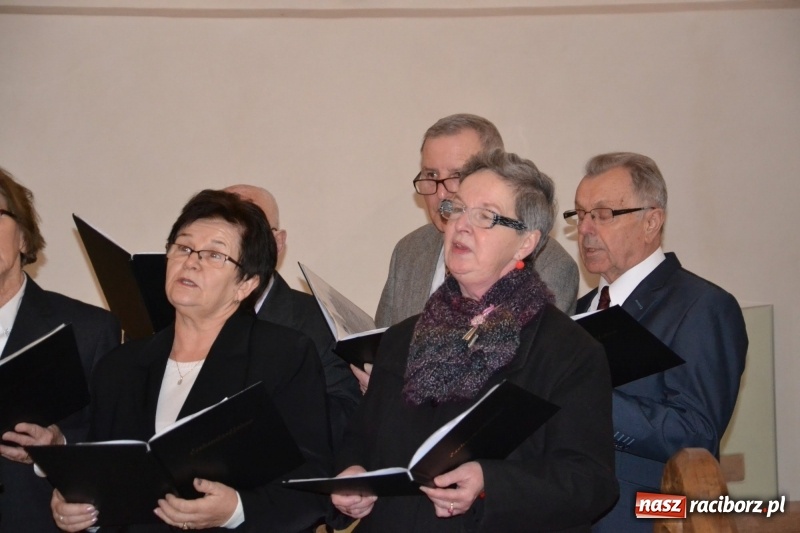 Zdjęcie w galerii na portalu naszraciborz.pl: Chór żeński VIVO zaśpiewał w kaplicy zamkowej  wiadomości z regionu