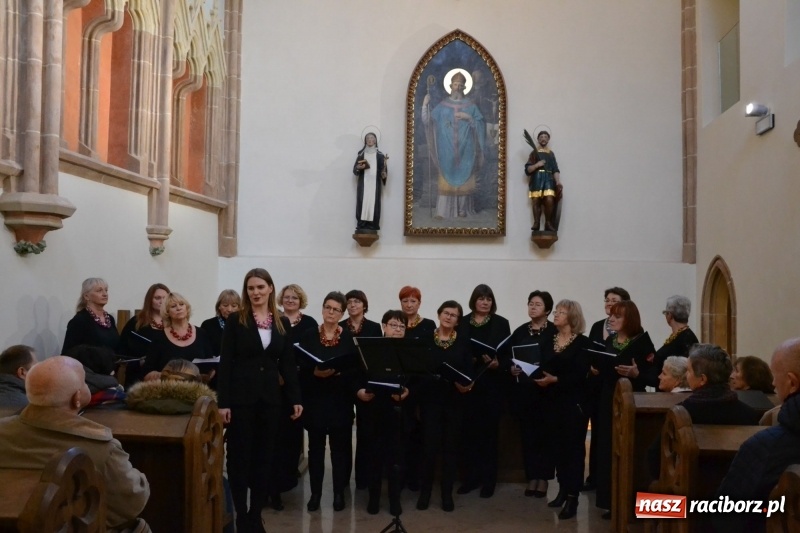 Zdjęcie w galerii na portalu naszraciborz.pl: Chór żeński VIVO zaśpiewał w kaplicy zamkowej  wiadomości z regionu