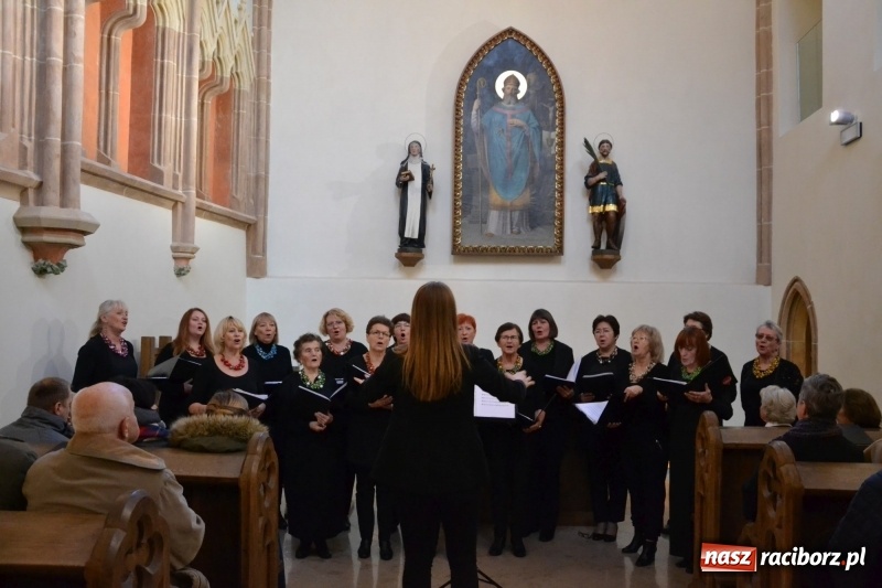 Zdjęcie w galerii na portalu naszraciborz.pl: Chór żeński VIVO zaśpiewał w kaplicy zamkowej  wiadomości z regionu