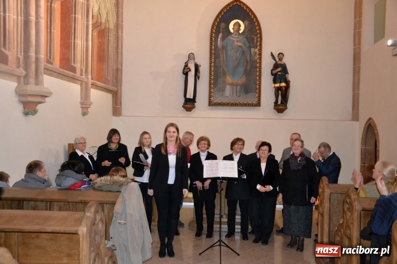 Zdjęcie w galerii na portalu naszraciborz.pl: Chór żeński VIVO zaśpiewał w kaplicy zamkowej  wiadomości z regionu