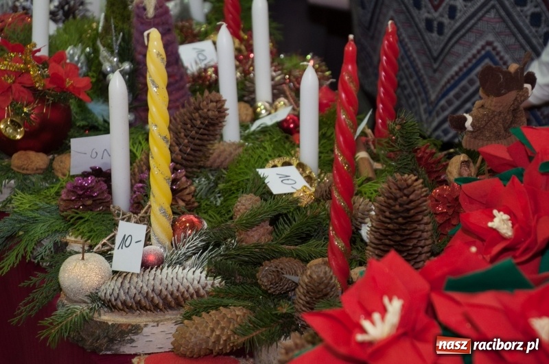 Zdjęcie w galerii na portalu naszraciborz.pl: Śpiewajmy i grajmy Dzieciątku – bożonarodzeniowy kiermasz w szkole w Sudole wiadomości z regionu