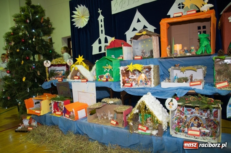 Zdjęcie w galerii na portalu naszraciborz.pl: Śpiewajmy i grajmy Dzieciątku – bożonarodzeniowy kiermasz w szkole w Sudole wiadomości z regionu