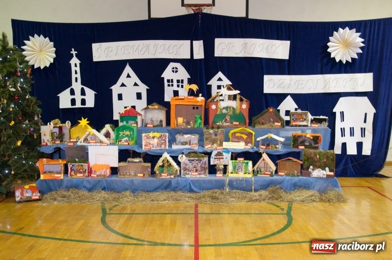 Zdjęcie w galerii na portalu naszraciborz.pl: Śpiewajmy i grajmy Dzieciątku – bożonarodzeniowy kiermasz w szkole w Sudole wiadomości z regionu