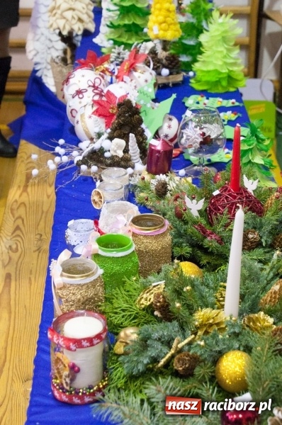 Zdjęcie w galerii na portalu naszraciborz.pl: Śpiewajmy i grajmy Dzieciątku – bożonarodzeniowy kiermasz w szkole w Sudole wiadomości z regionu