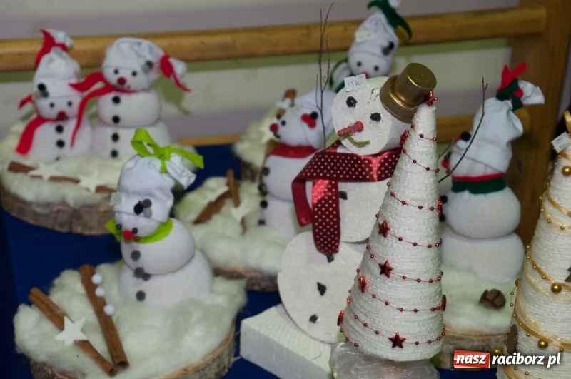 Zdjęcie w galerii na portalu naszraciborz.pl: Śpiewajmy i grajmy Dzieciątku – bożonarodzeniowy kiermasz w szkole w Sudole wiadomości z regionu