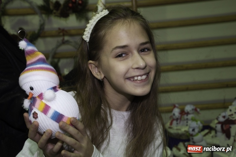 Zdjęcie w galerii na portalu naszraciborz.pl: Śpiewajmy i grajmy Dzieciątku – bożonarodzeniowy kiermasz w szkole w Sudole wiadomości z regionu