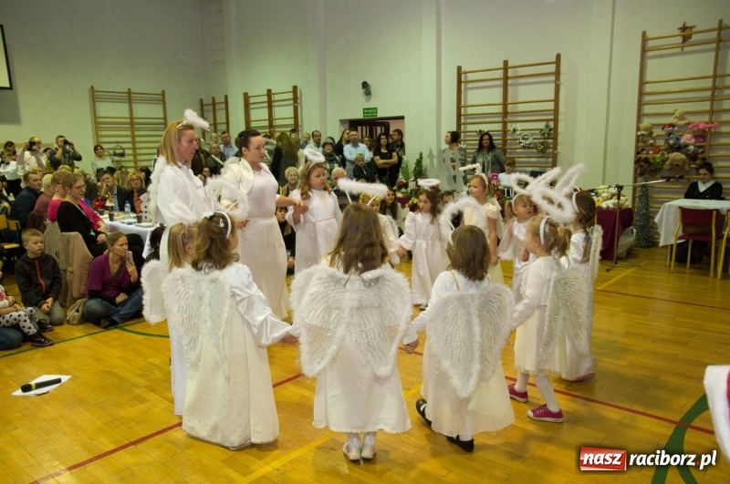 Zdjęcie w galerii na portalu naszraciborz.pl: Śpiewajmy i grajmy Dzieciątku – bożonarodzeniowy kiermasz w szkole w Sudole wiadomości z regionu