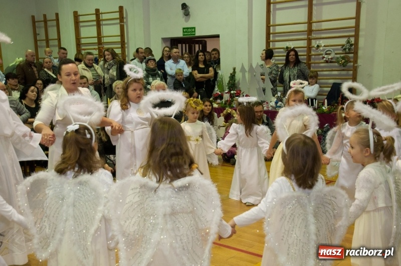Zdjęcie w galerii na portalu naszraciborz.pl: Śpiewajmy i grajmy Dzieciątku – bożonarodzeniowy kiermasz w szkole w Sudole wiadomości z regionu
