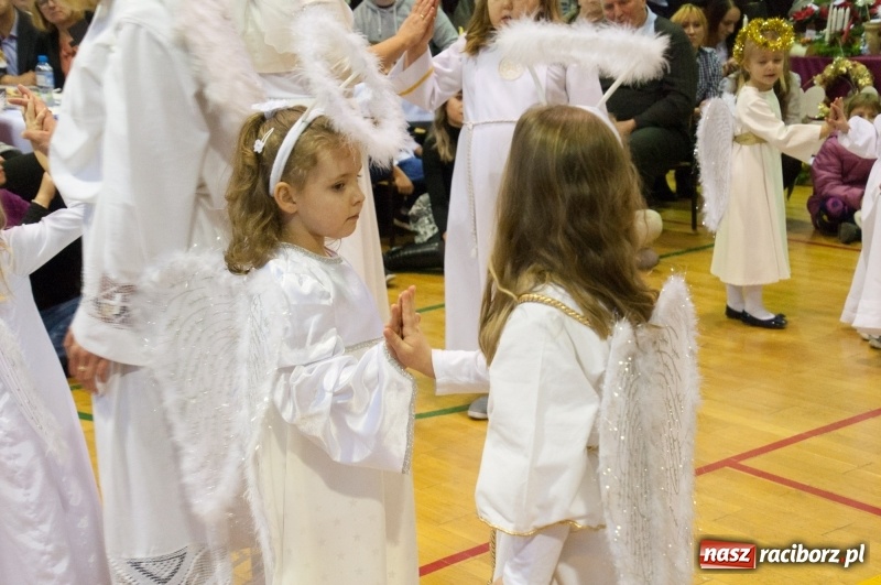 Zdjęcie w galerii na portalu naszraciborz.pl: Śpiewajmy i grajmy Dzieciątku – bożonarodzeniowy kiermasz w szkole w Sudole wiadomości z regionu