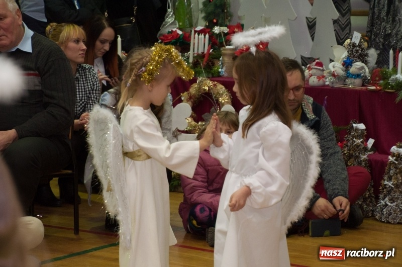 Zdjęcie w galerii na portalu naszraciborz.pl: Śpiewajmy i grajmy Dzieciątku – bożonarodzeniowy kiermasz w szkole w Sudole wiadomości z regionu