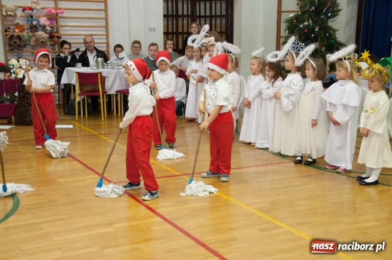 Zdjęcie w galerii na portalu naszraciborz.pl: Śpiewajmy i grajmy Dzieciątku – bożonarodzeniowy kiermasz w szkole w Sudole wiadomości z regionu