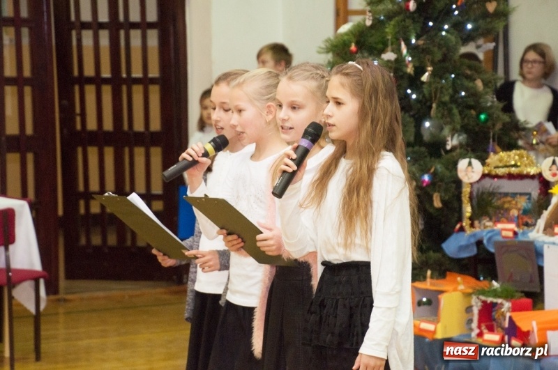Zdjęcie w galerii na portalu naszraciborz.pl: Śpiewajmy i grajmy Dzieciątku – bożonarodzeniowy kiermasz w szkole w Sudole wiadomości z regionu