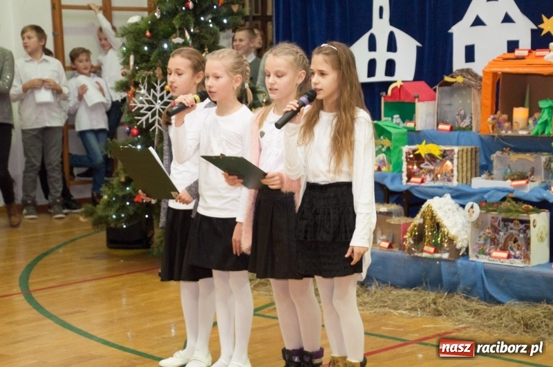 Zdjęcie w galerii na portalu naszraciborz.pl: Śpiewajmy i grajmy Dzieciątku – bożonarodzeniowy kiermasz w szkole w Sudole wiadomości z regionu