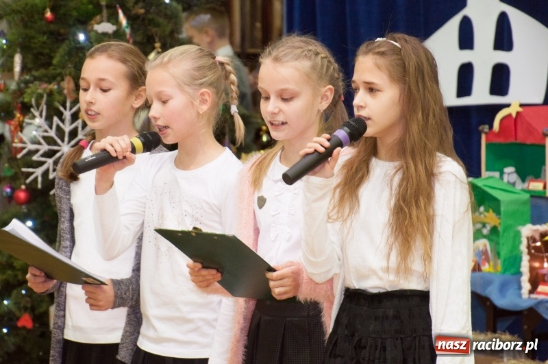 Zdjęcie w galerii na portalu naszraciborz.pl: Śpiewajmy i grajmy Dzieciątku – bożonarodzeniowy kiermasz w szkole w Sudole wiadomości z regionu