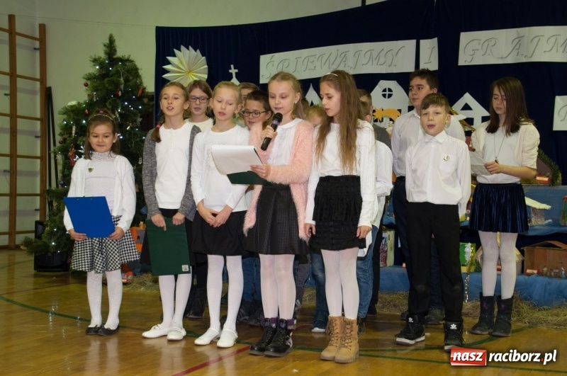 Zdjęcie w galerii na portalu naszraciborz.pl: Śpiewajmy i grajmy Dzieciątku – bożonarodzeniowy kiermasz w szkole w Sudole wiadomości z regionu