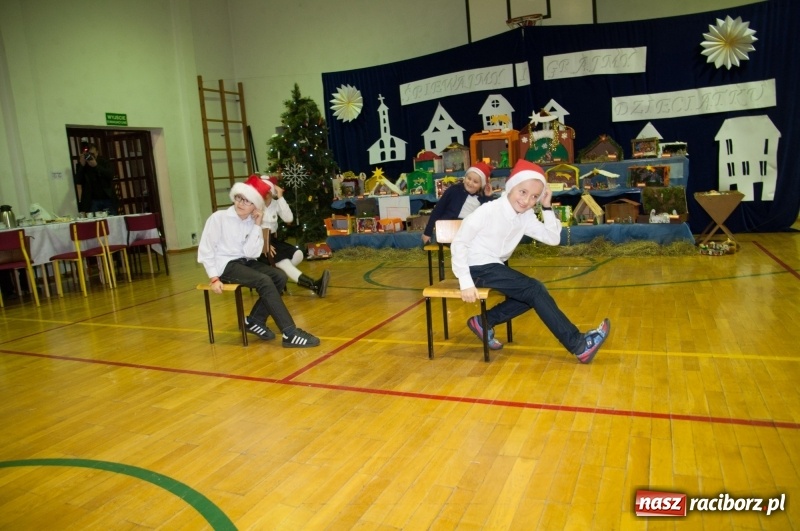 Zdjęcie w galerii na portalu naszraciborz.pl: Śpiewajmy i grajmy Dzieciątku – bożonarodzeniowy kiermasz w szkole w Sudole wiadomości z regionu