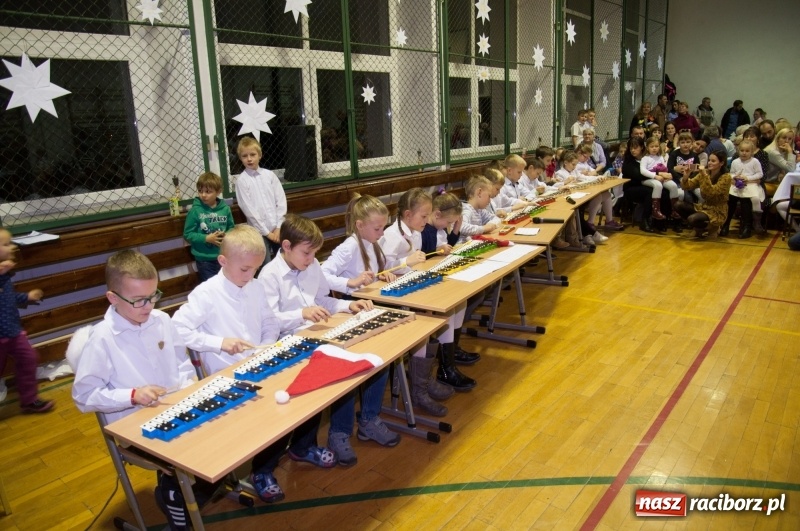 Zdjęcie w galerii na portalu naszraciborz.pl: Śpiewajmy i grajmy Dzieciątku – bożonarodzeniowy kiermasz w szkole w Sudole wiadomości z regionu