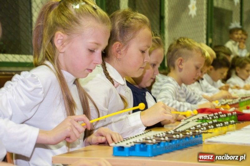 Zdjęcie w galerii na portalu naszraciborz.pl: Śpiewajmy i grajmy Dzieciątku – bożonarodzeniowy kiermasz w szkole w Sudole wiadomości z regionu