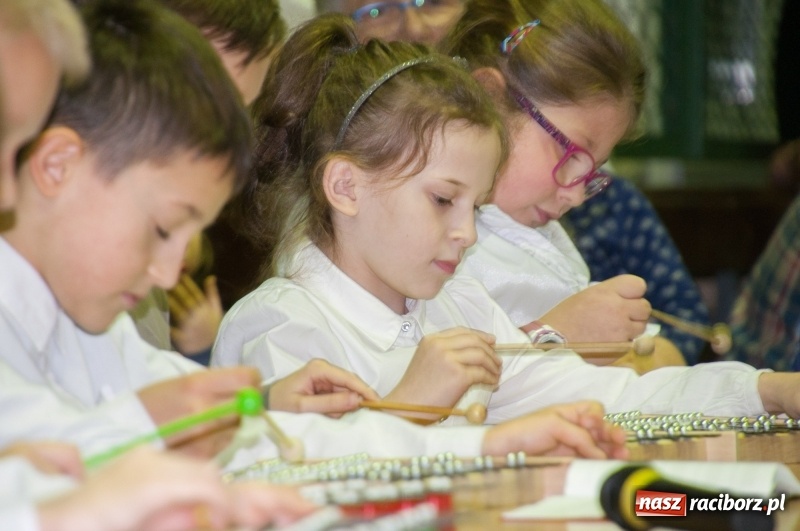 Zdjęcie w galerii na portalu naszraciborz.pl: Śpiewajmy i grajmy Dzieciątku – bożonarodzeniowy kiermasz w szkole w Sudole wiadomości z regionu