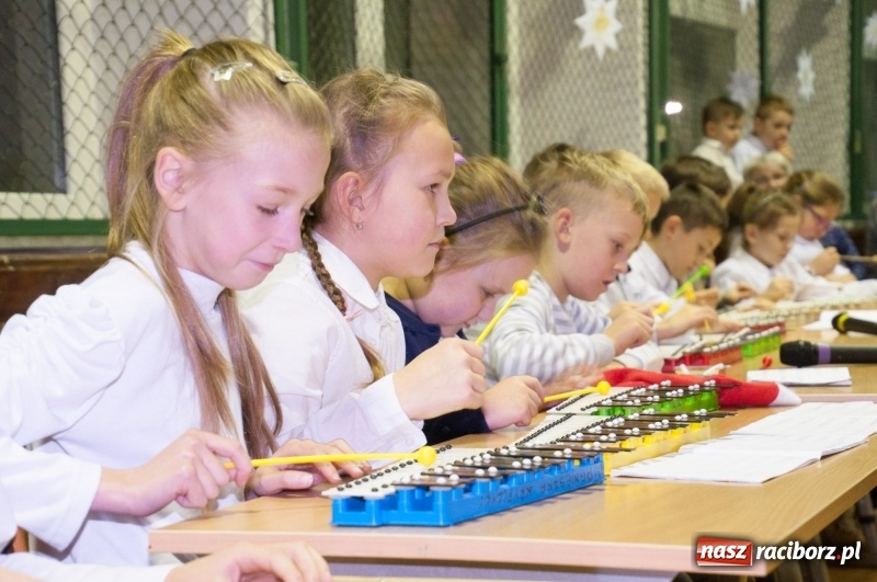 Zdjęcie w galerii na portalu naszraciborz.pl: Śpiewajmy i grajmy Dzieciątku – bożonarodzeniowy kiermasz w szkole w Sudole wiadomości z regionu