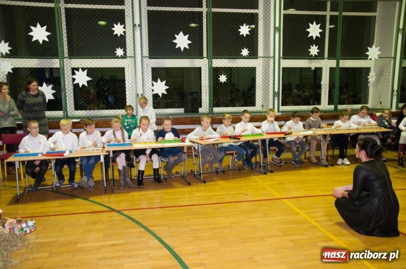 Zdjęcie w galerii na portalu naszraciborz.pl: Śpiewajmy i grajmy Dzieciątku – bożonarodzeniowy kiermasz w szkole w Sudole wiadomości z regionu