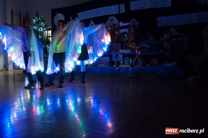Zdjęcie w galerii na portalu naszraciborz.pl: Śpiewajmy i grajmy Dzieciątku – bożonarodzeniowy kiermasz w szkole w Sudole wiadomości z regionu