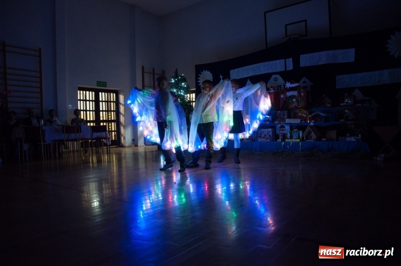 Zdjęcie w galerii na portalu naszraciborz.pl: Śpiewajmy i grajmy Dzieciątku – bożonarodzeniowy kiermasz w szkole w Sudole wiadomości z regionu