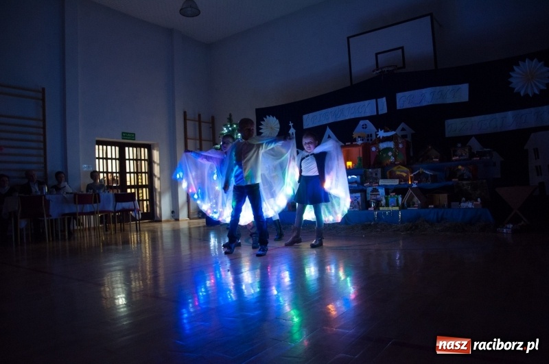 Zdjęcie w galerii na portalu naszraciborz.pl: Śpiewajmy i grajmy Dzieciątku – bożonarodzeniowy kiermasz w szkole w Sudole wiadomości z regionu