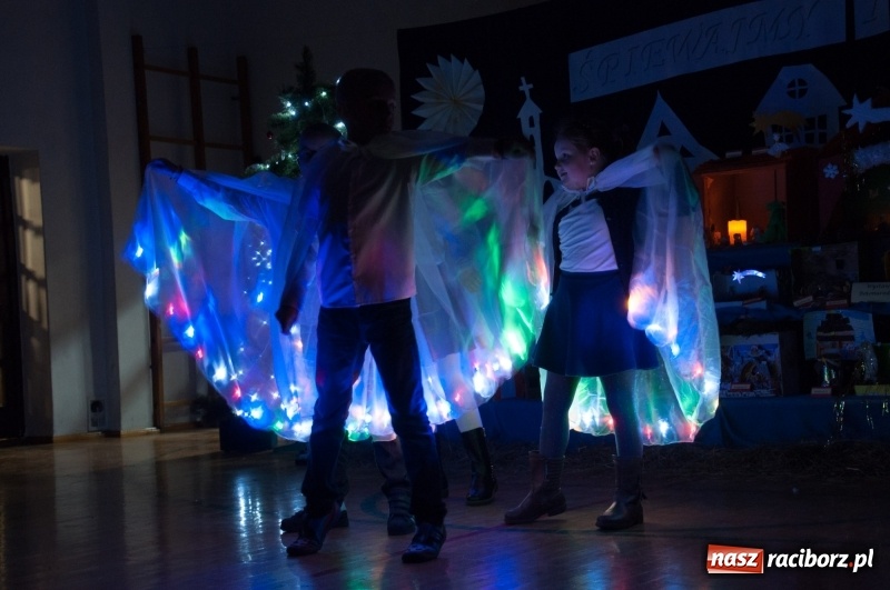 Zdjęcie w galerii na portalu naszraciborz.pl: Śpiewajmy i grajmy Dzieciątku – bożonarodzeniowy kiermasz w szkole w Sudole wiadomości z regionu