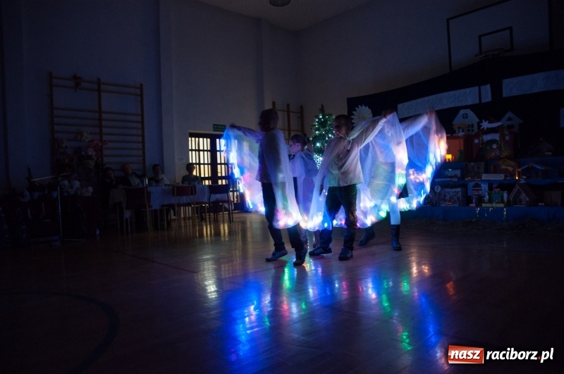 Zdjęcie w galerii na portalu naszraciborz.pl: Śpiewajmy i grajmy Dzieciątku – bożonarodzeniowy kiermasz w szkole w Sudole wiadomości z regionu