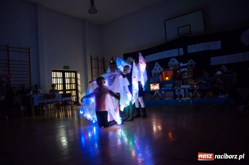 Zdjęcie w galerii na portalu naszraciborz.pl: Śpiewajmy i grajmy Dzieciątku – bożonarodzeniowy kiermasz w szkole w Sudole wiadomości z regionu