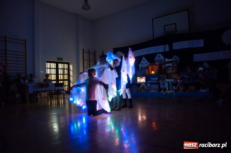 Zdjęcie w galerii na portalu naszraciborz.pl: Śpiewajmy i grajmy Dzieciątku – bożonarodzeniowy kiermasz w szkole w Sudole wiadomości z regionu