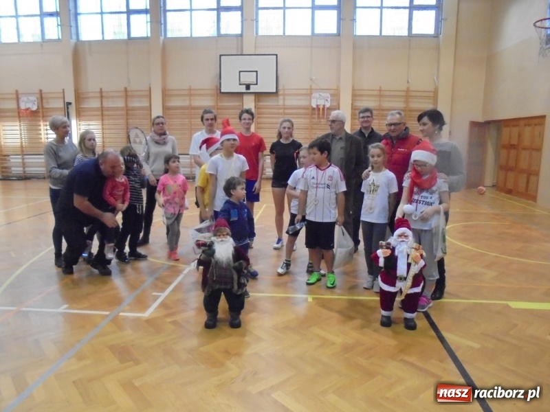 Zdjęcie w galerii na portalu naszraciborz.pl: Mikołaj u tenisistów TKKF Rafako wiadomości z regionu