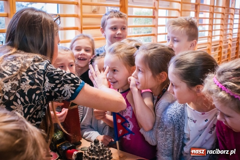 Zdjęcie w galerii na portalu naszraciborz.pl: Maciej Pastwa podziękował uczniom SP1 za pomoc w budowie szkoły w Nepalu wiadomości z regionu